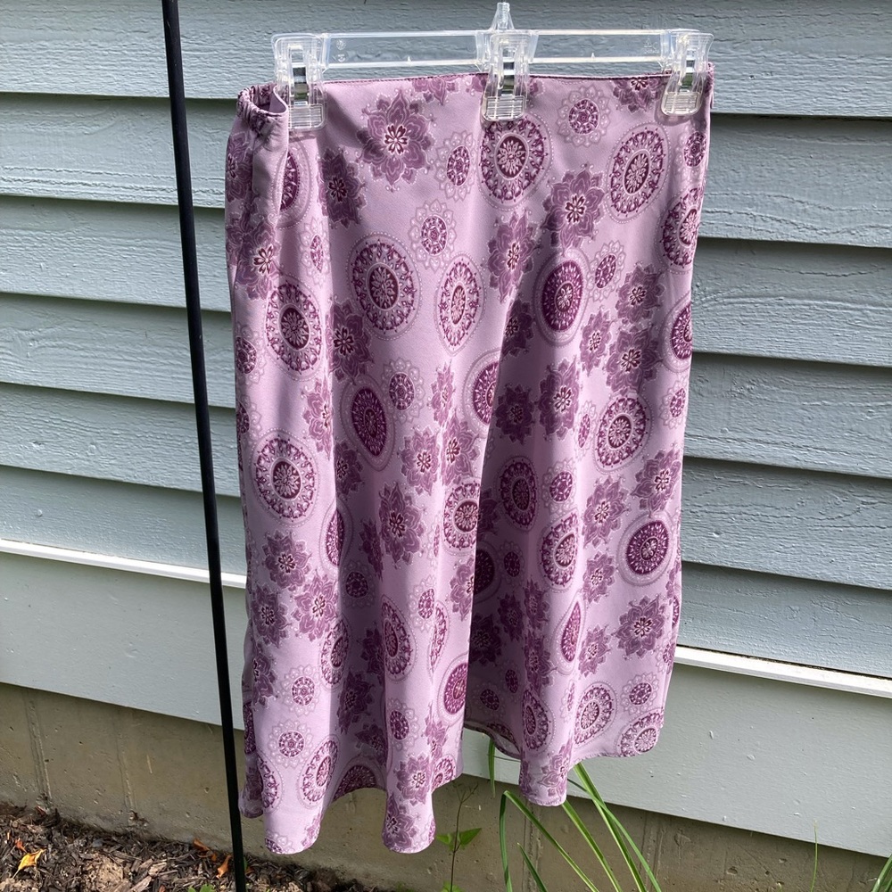 Express plum paisley skirt.  Size unknown.